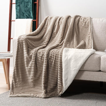 RoyalSoft microplush blanket with lamb - beige 150x200 cm