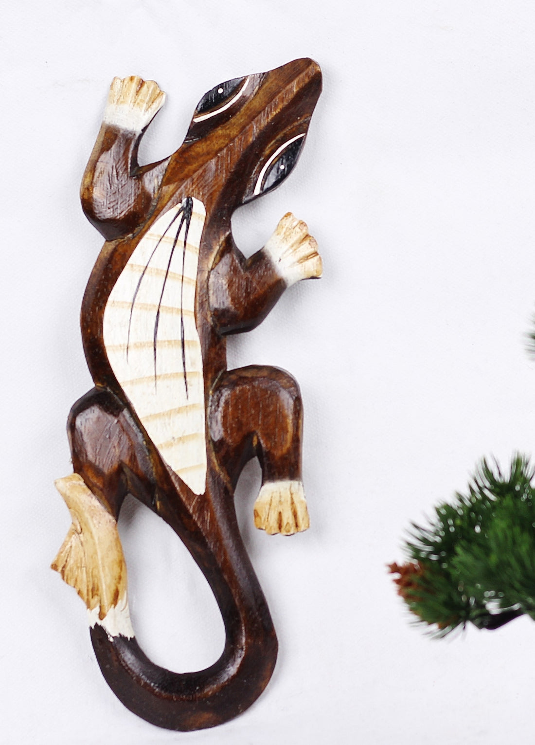 Wooden decorative lizard