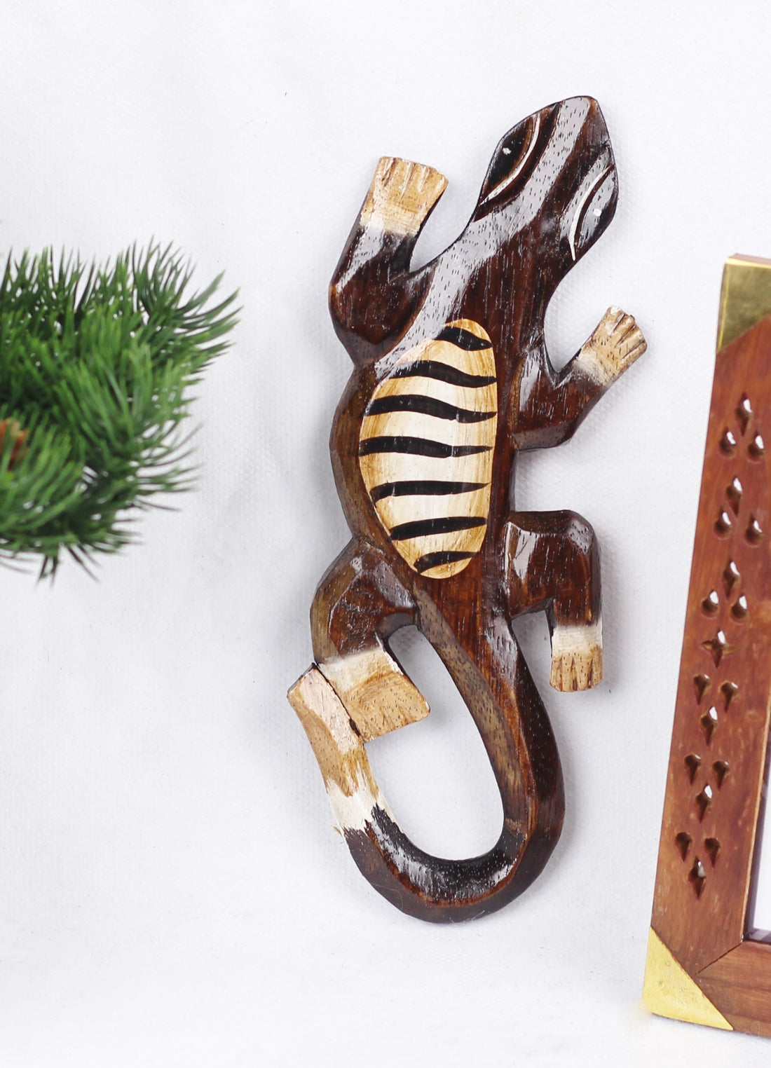 Wooden decorative lizard